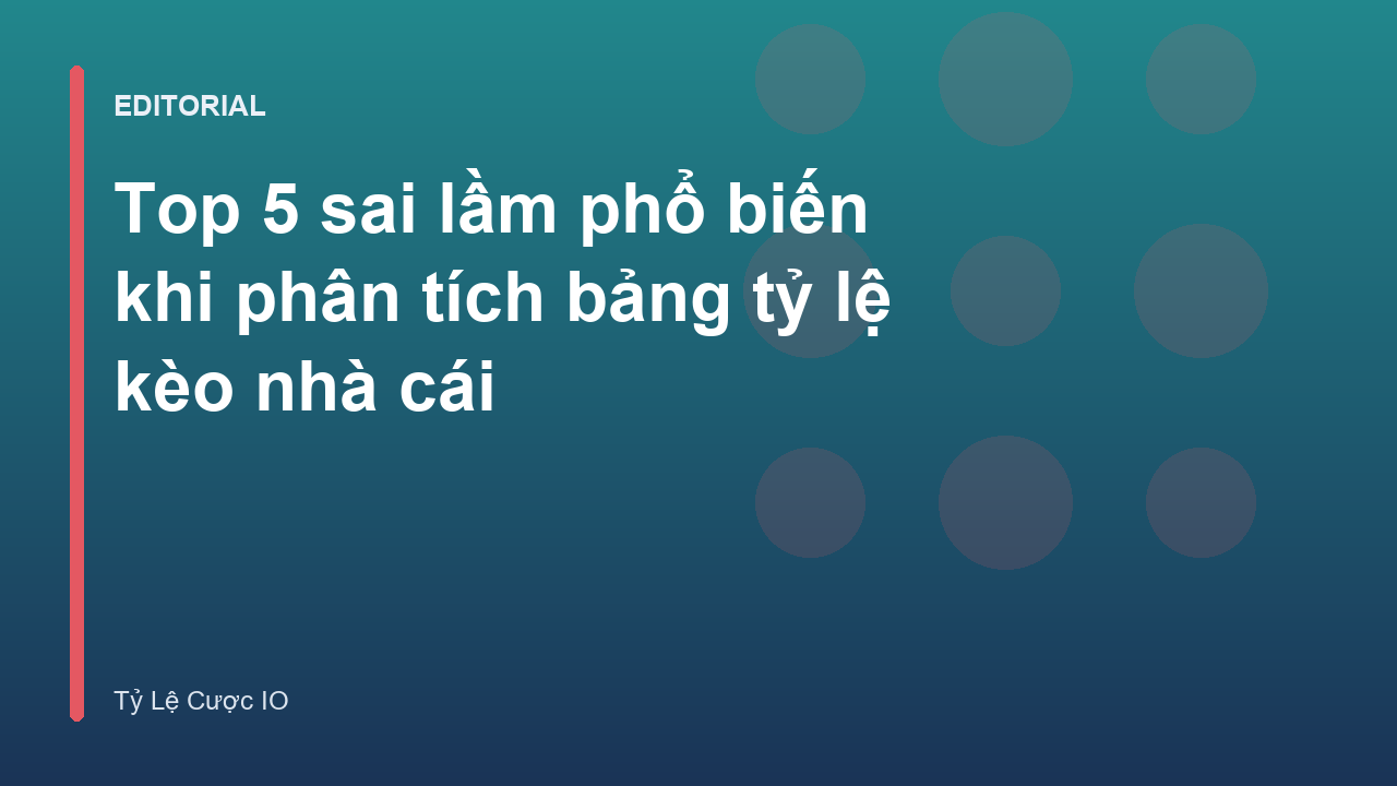 Người chơi đang phân tích bảng tỷ lệ kèo bóng đá trên máy tính